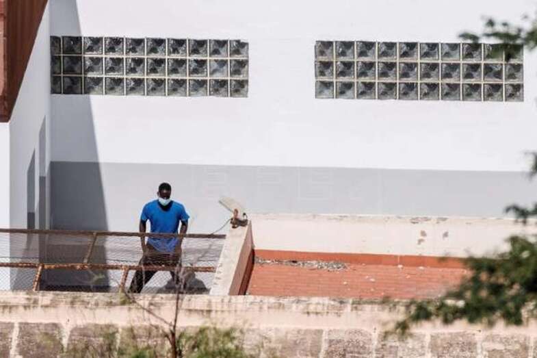 Uno de los 42 inmigrantes retenidos en el Centro de Internamiento de Extranjeros de Barranco Seco (Foto TA)